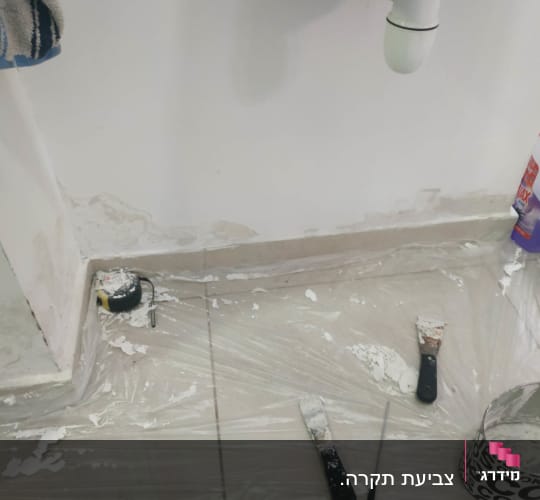 כלי עבודה לתיקון קיר, שפכטלים וצינור